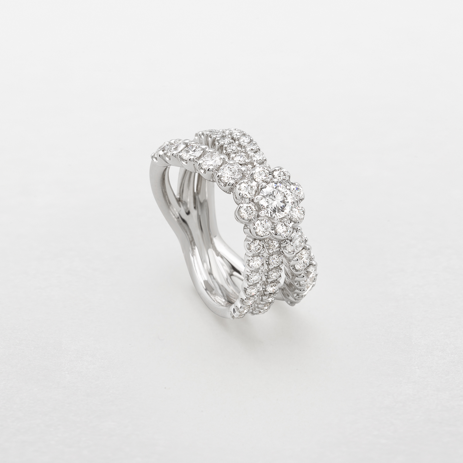 anello in oro bianco e diamanti