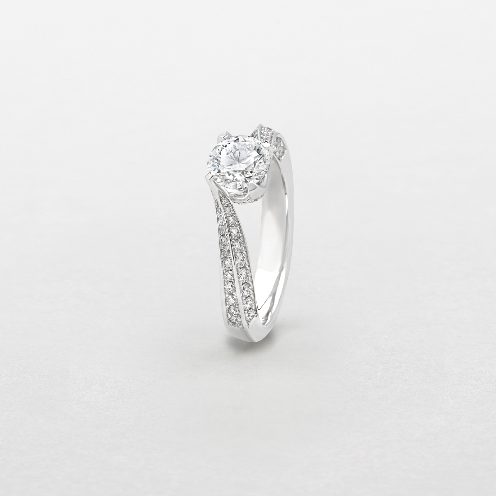 anello in oro bianco e diamanti