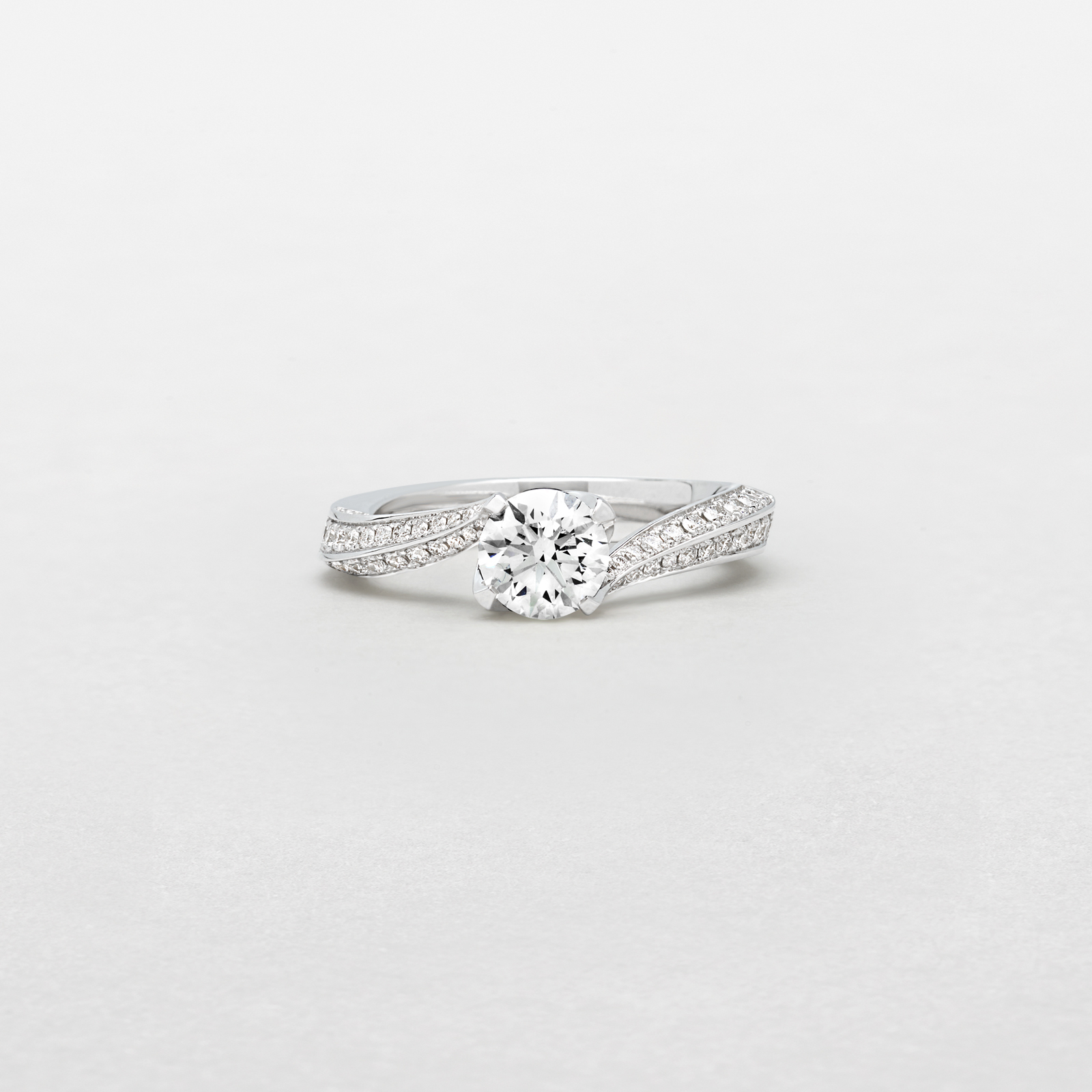 anello in oro bianco e diamanti