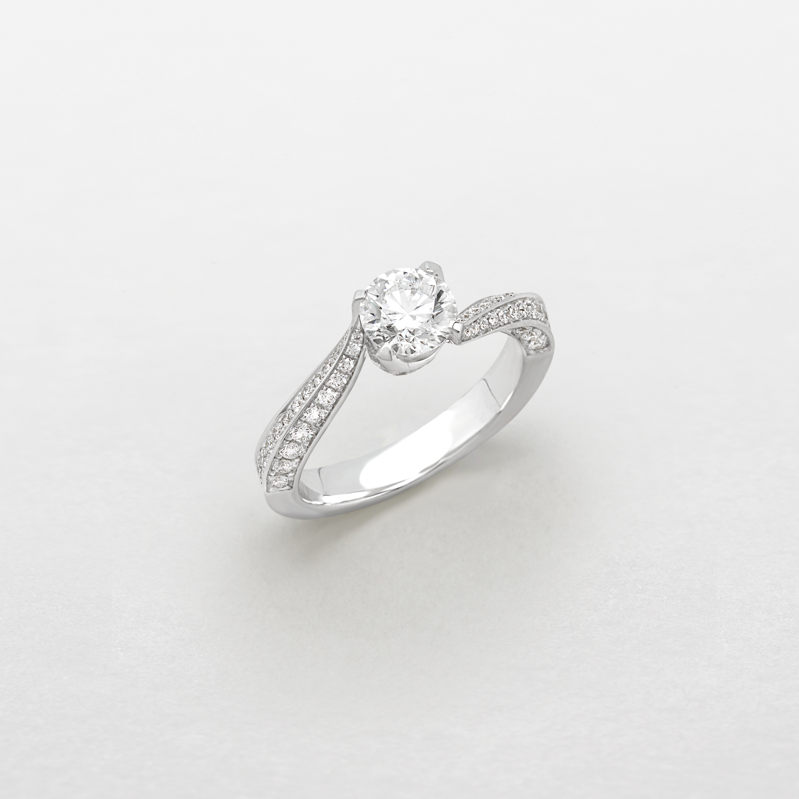 anello in oro bianco e diamanti