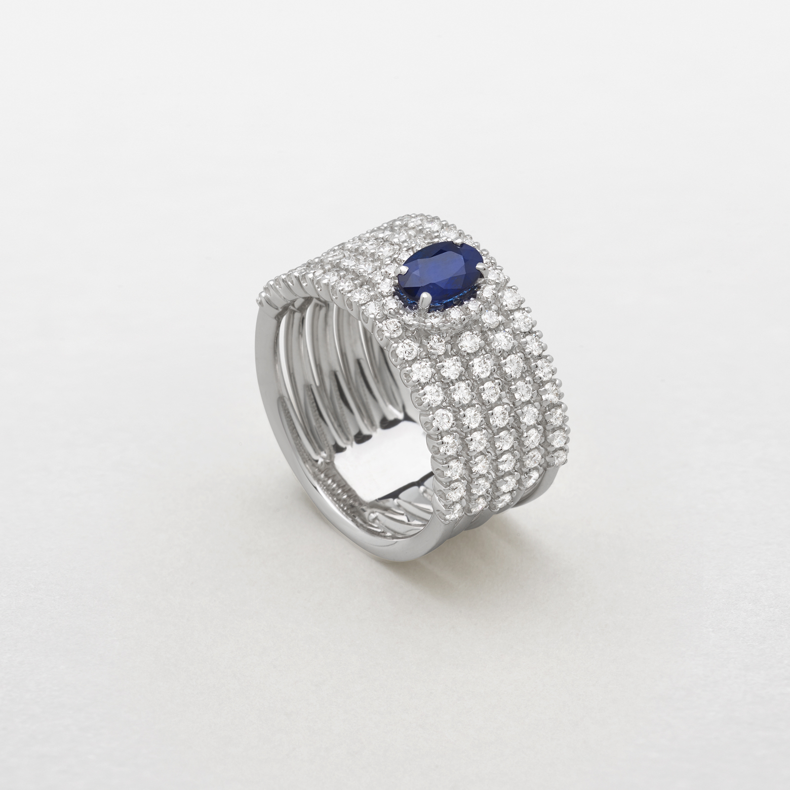 anello in oro bianco, diamanti e zaffiro