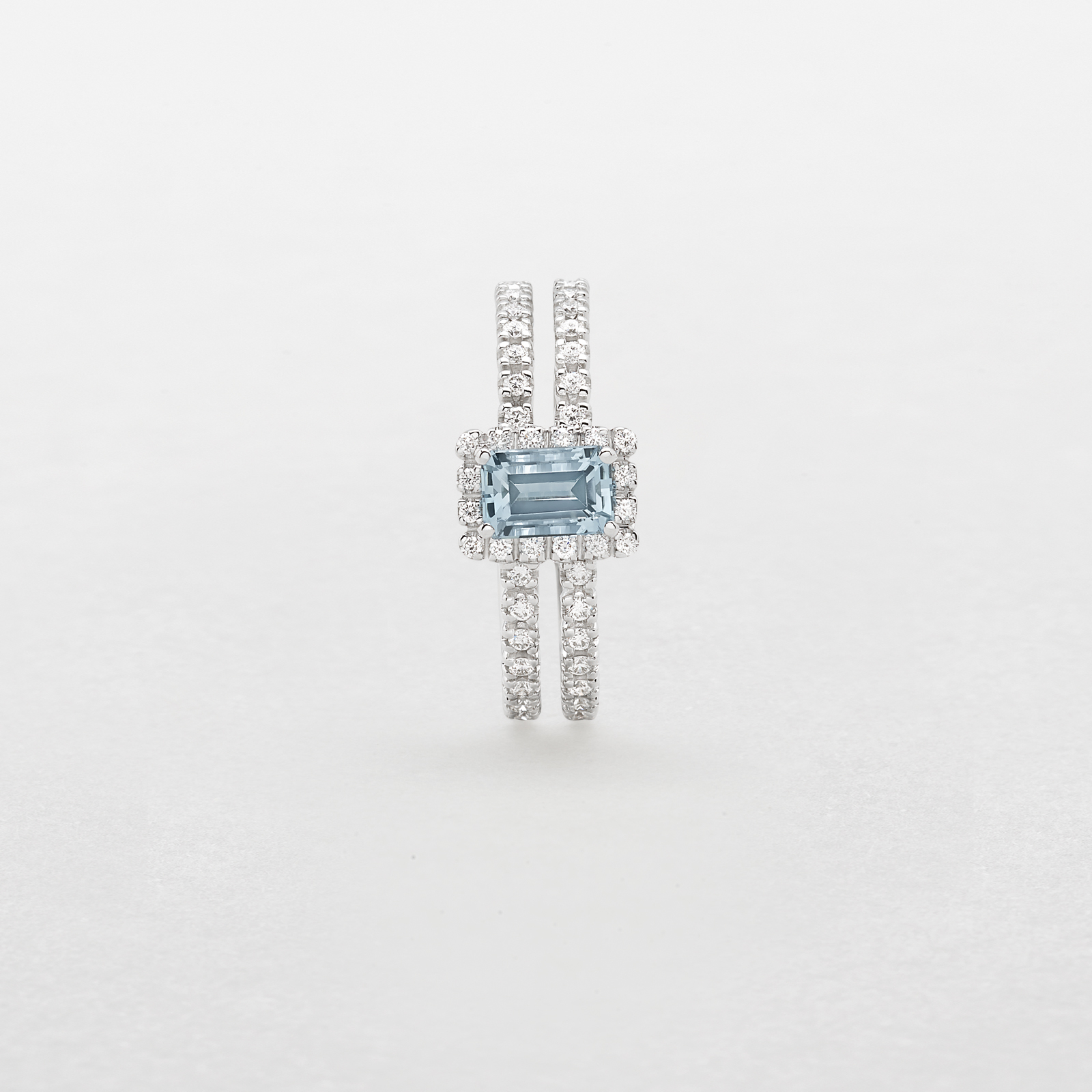 anello in oro bianco, diamanti e acquamarina