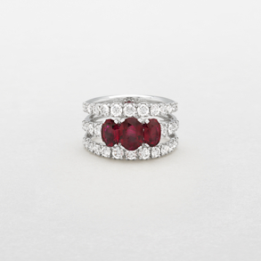 anello in oro bianco, diamanti e rubini