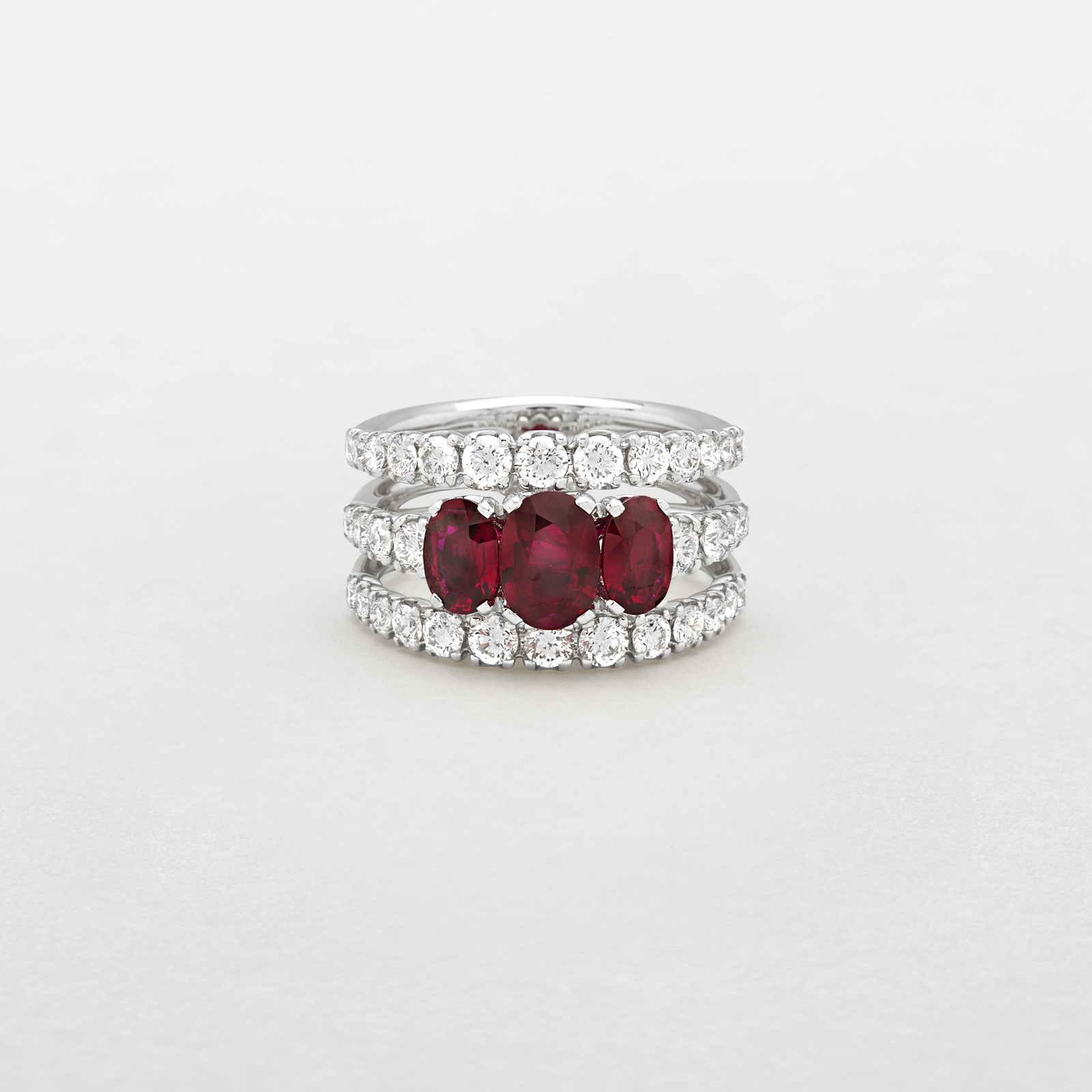 anello in oro bianco, diamanti e rubini