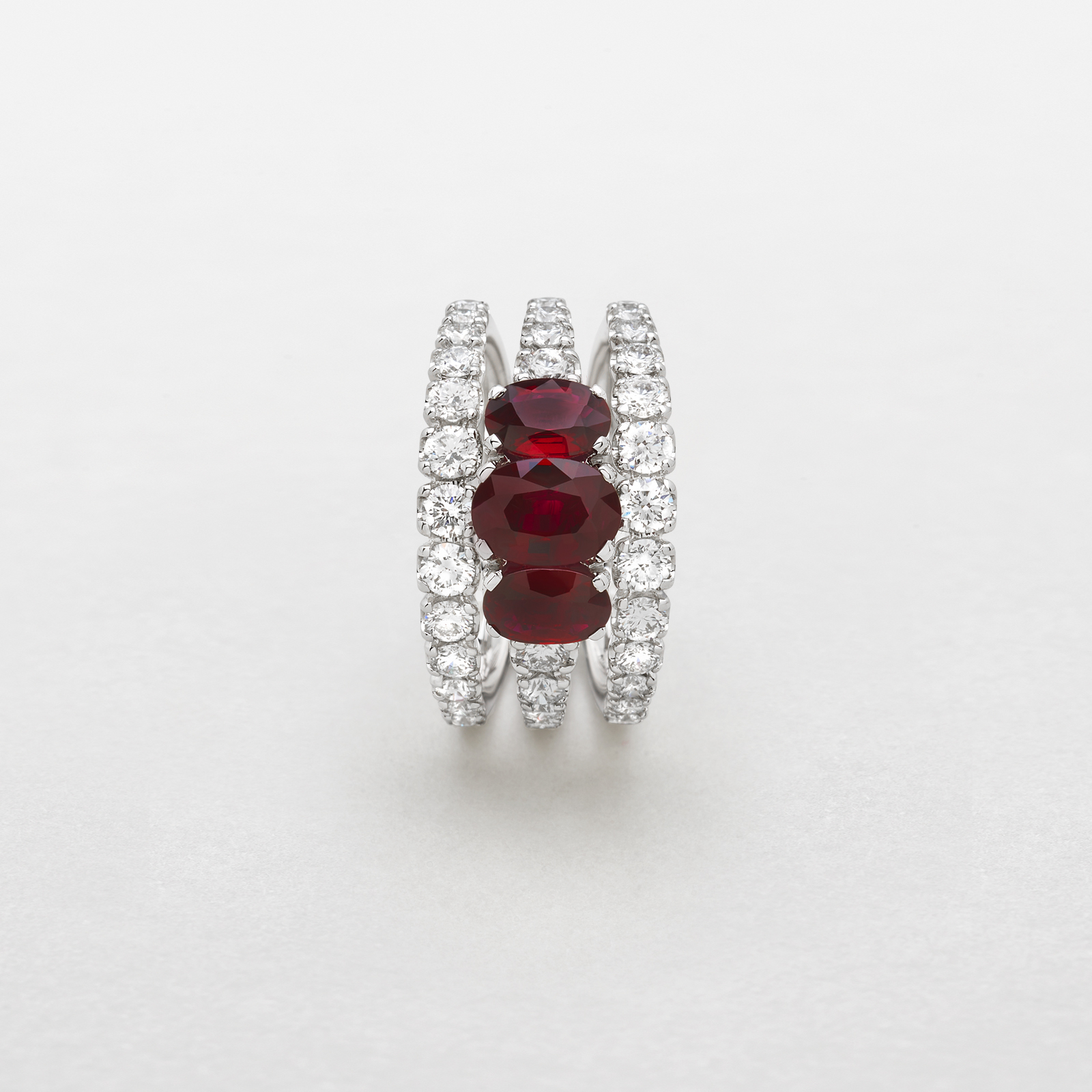 anello in oro bianco, diamanti e rubini