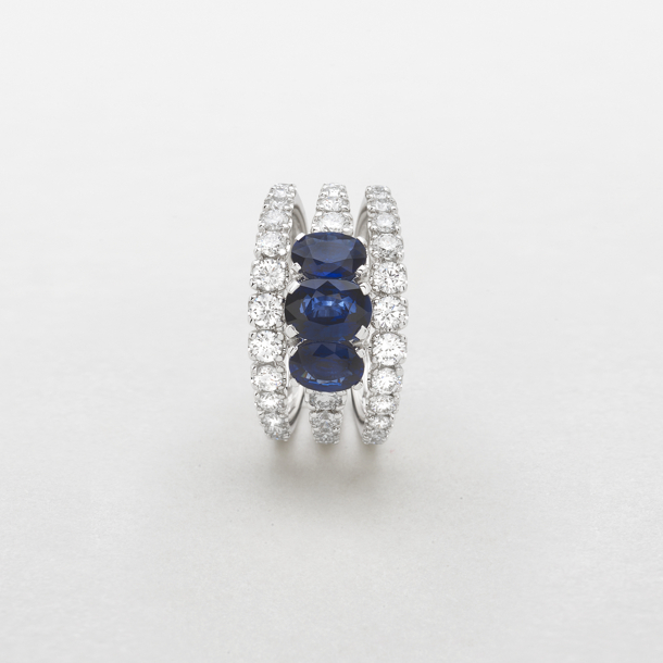 anello in oro bianco, diamanti e zaffiri