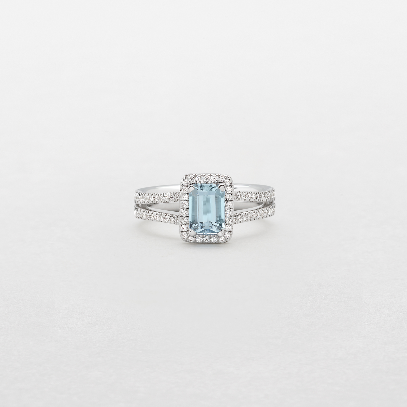 anello in oro bianco, diamanti e acquamarina