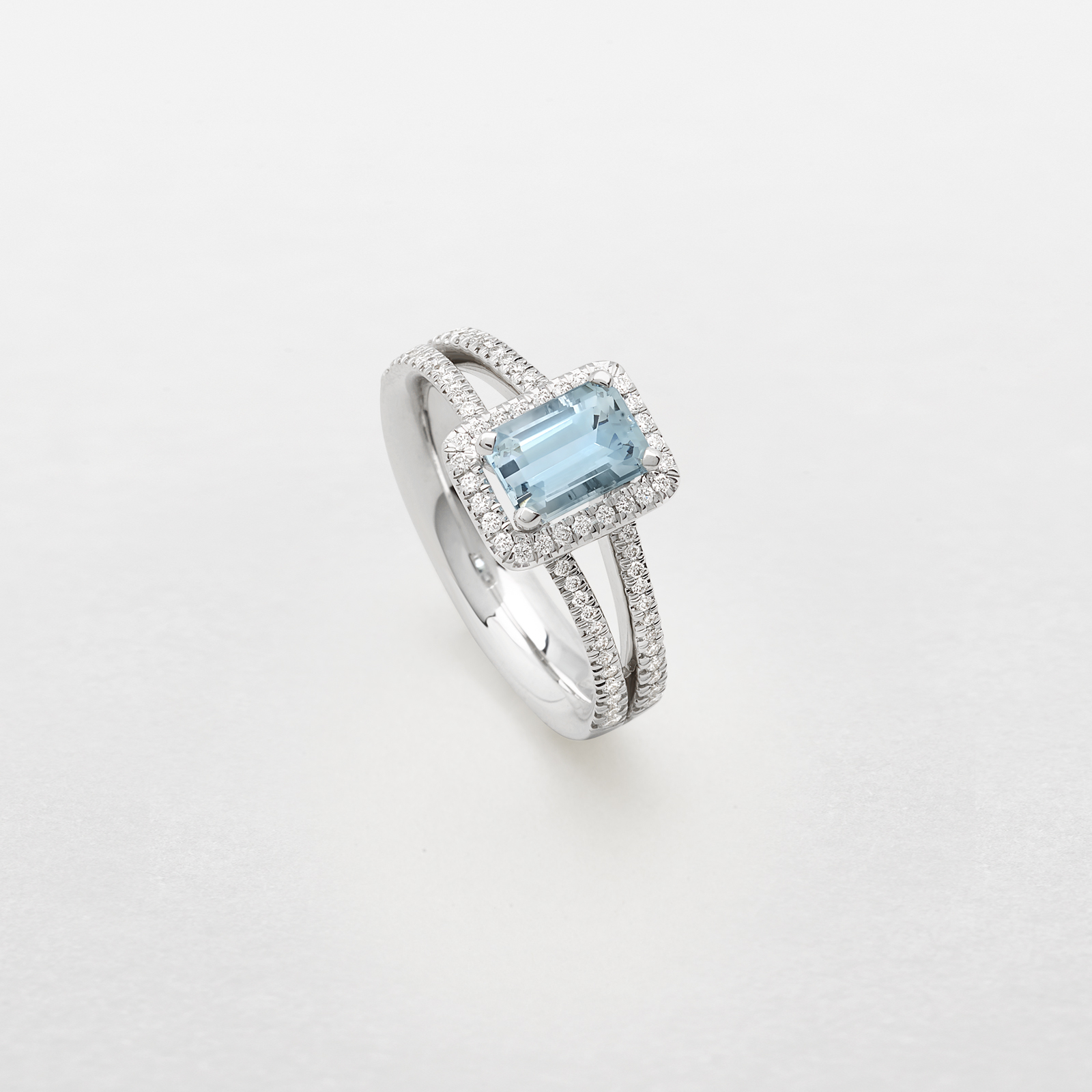 anello in oro bianco, diamanti e acquamarina