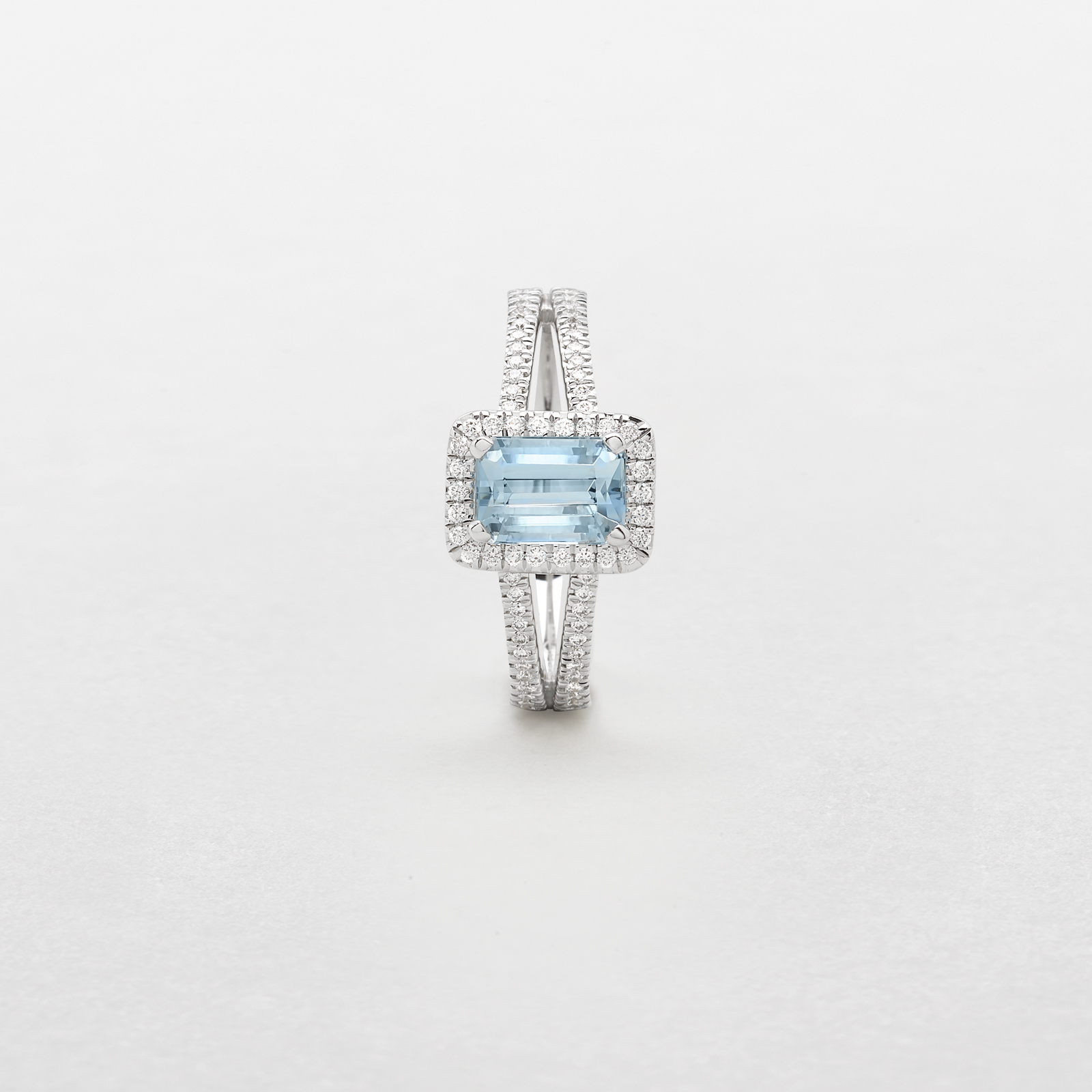 anello in oro bianco, diamanti e acquamarina