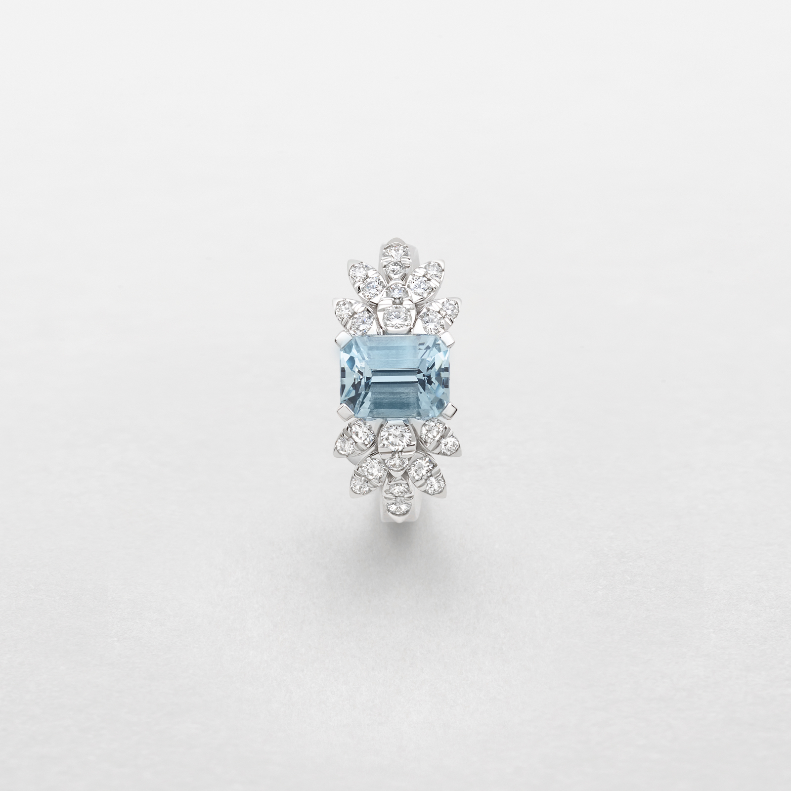 anello in oro bianco, diamanti e acquamarina
