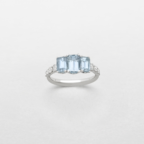 anello in oro bianco, diamanti e acquamarina
