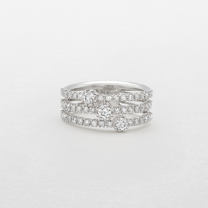 anello in oro bianco e diamanti