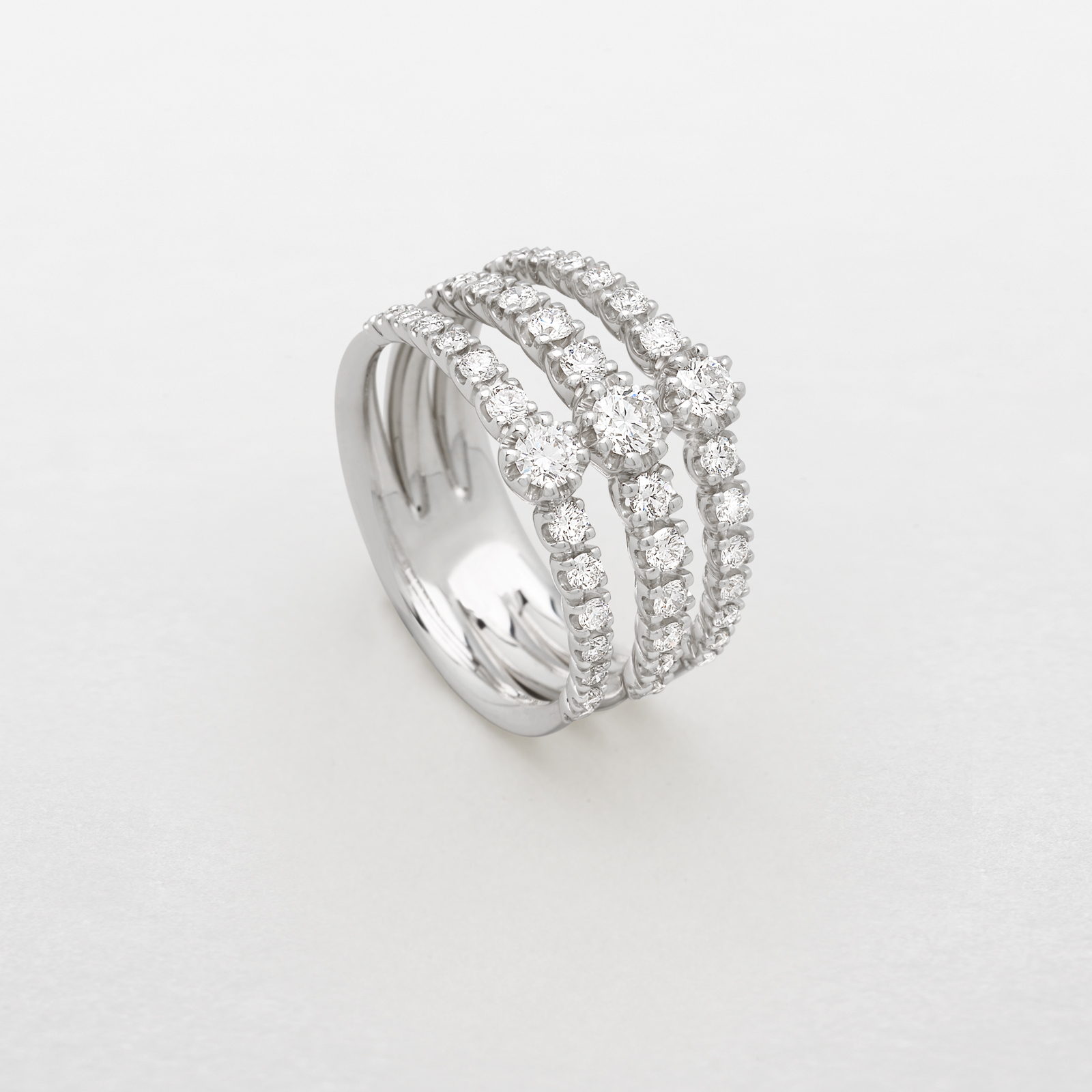 anello in oro bianco e diamanti