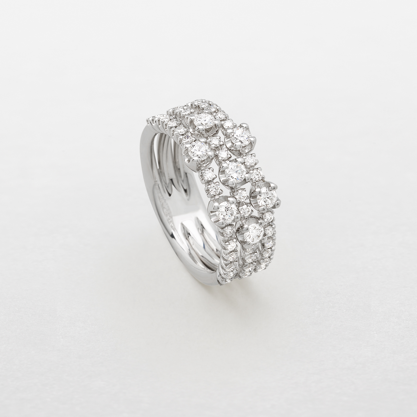 anello in oro bianco e diamanti