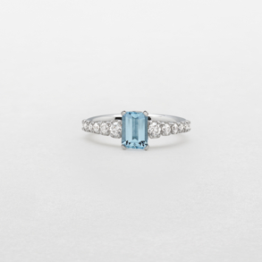 anello in oro bianco, diamanti e acquamarina