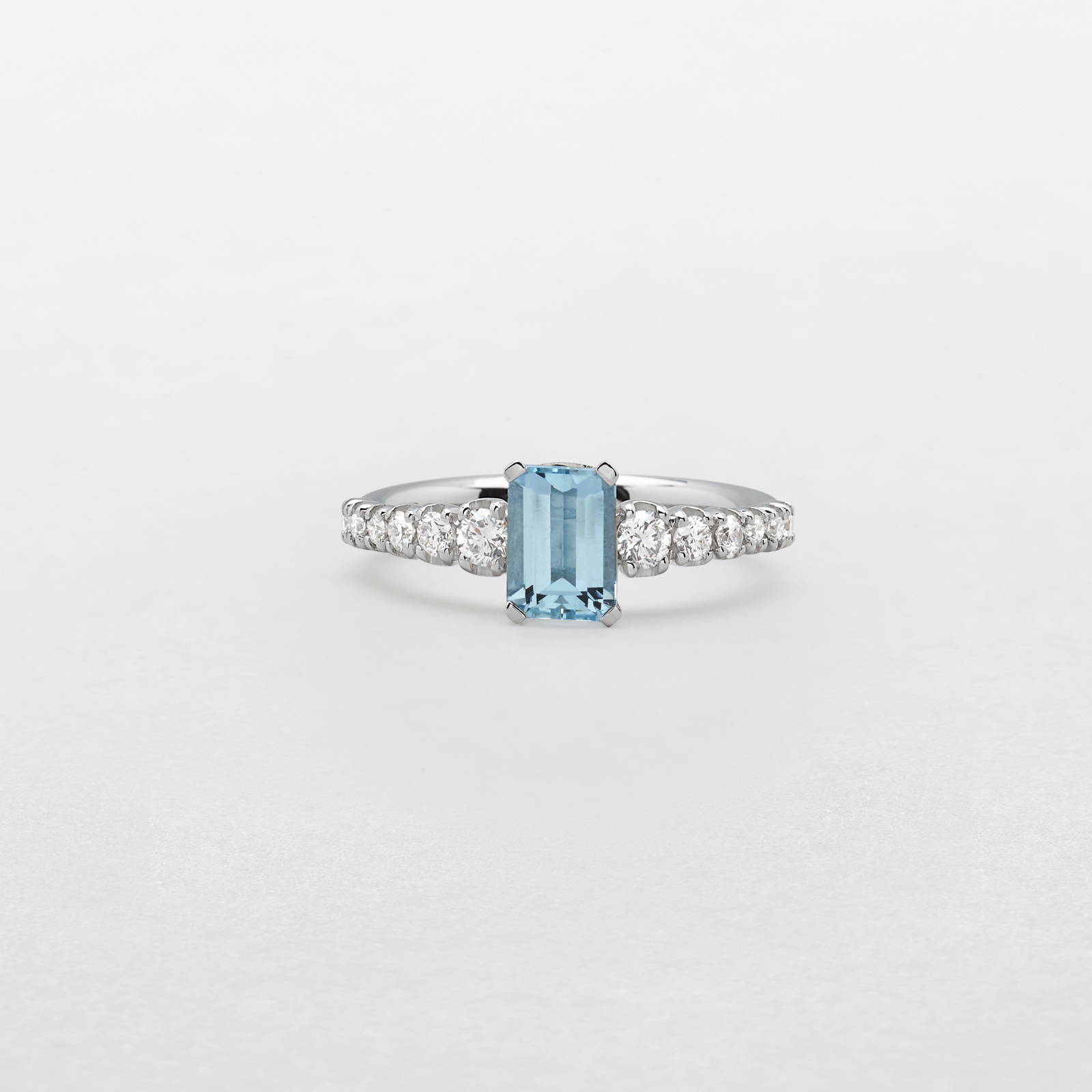 anello in oro bianco, diamanti e acquamarina