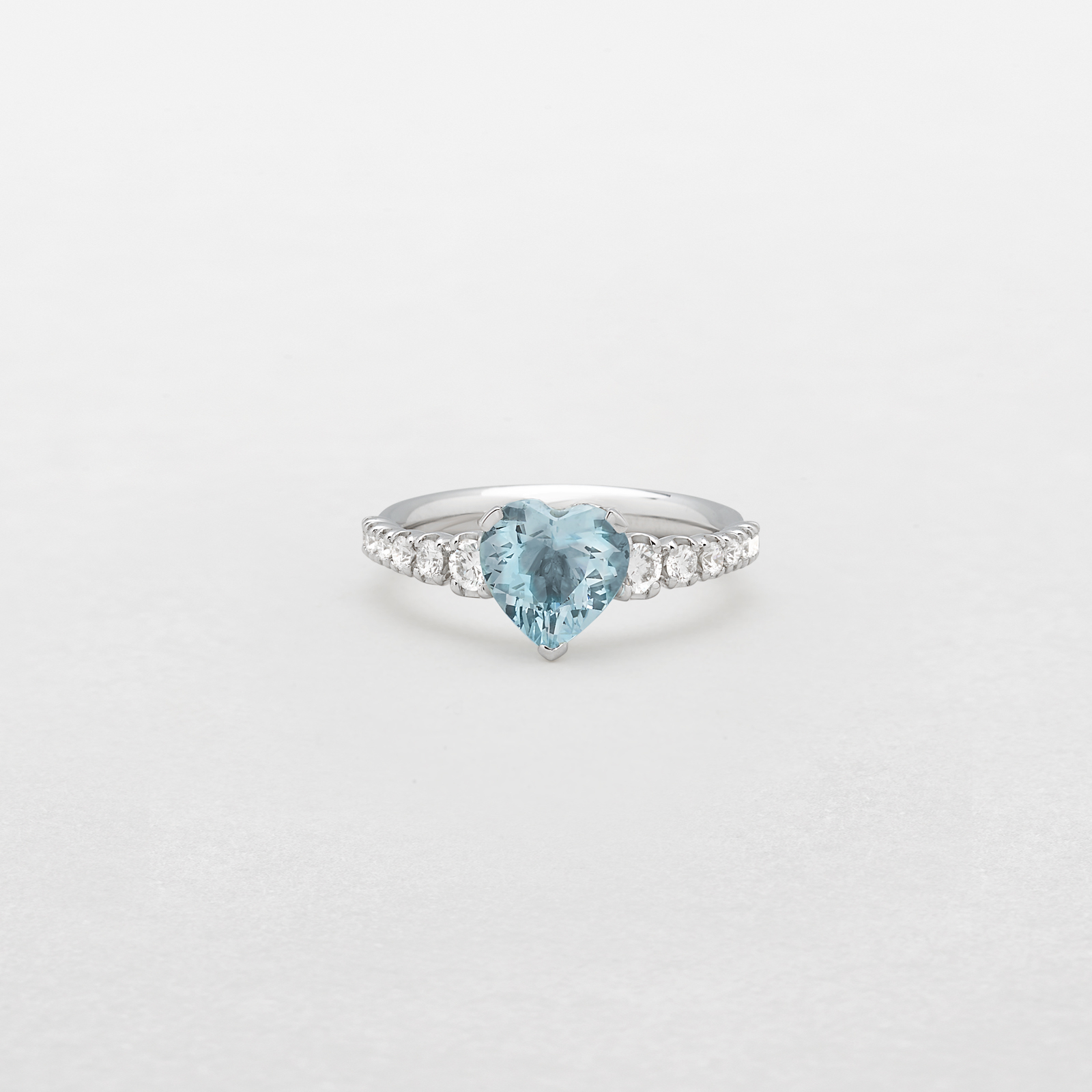 anello in oro bianco, diamanti e acquamarina