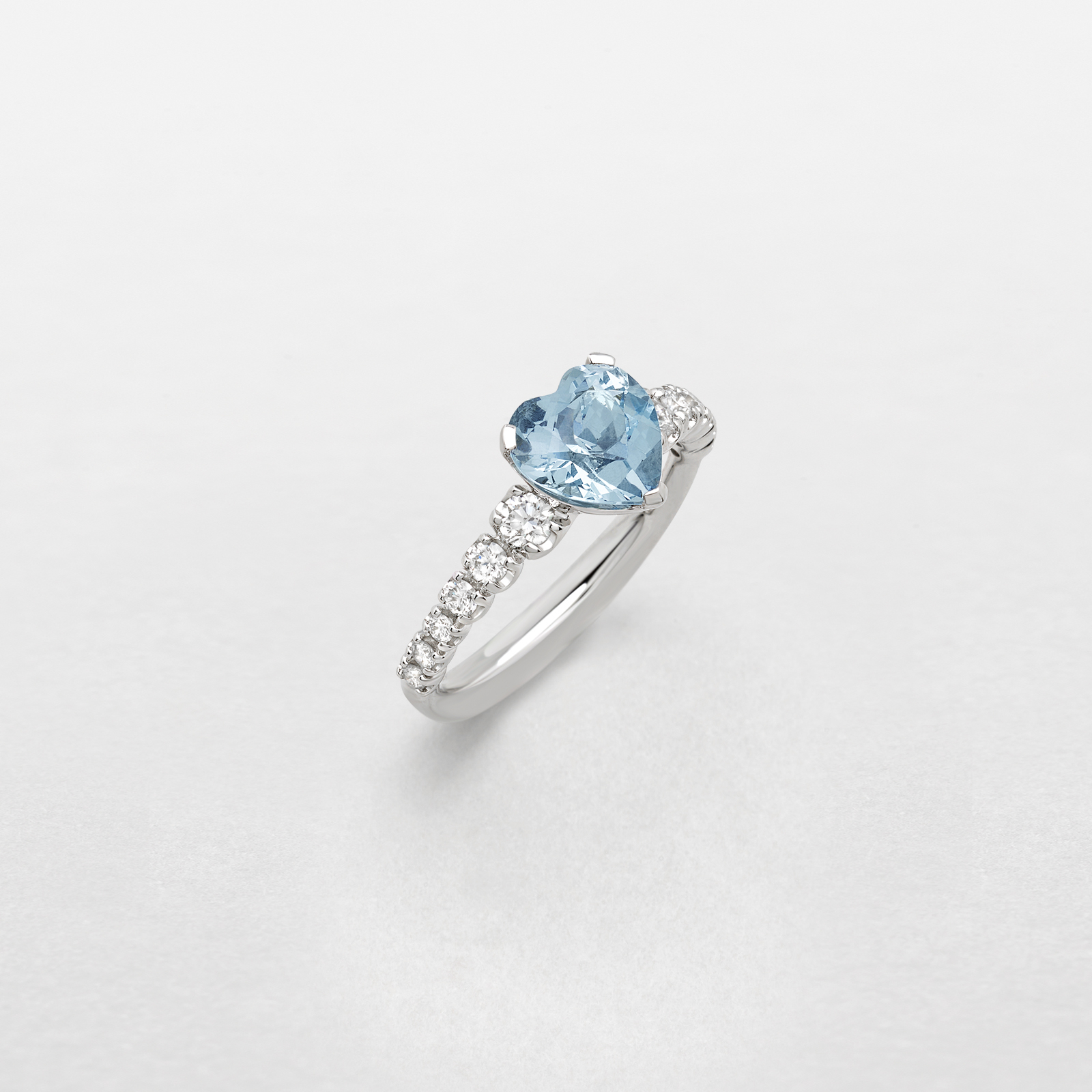 anello in oro bianco, diamanti e acquamarina