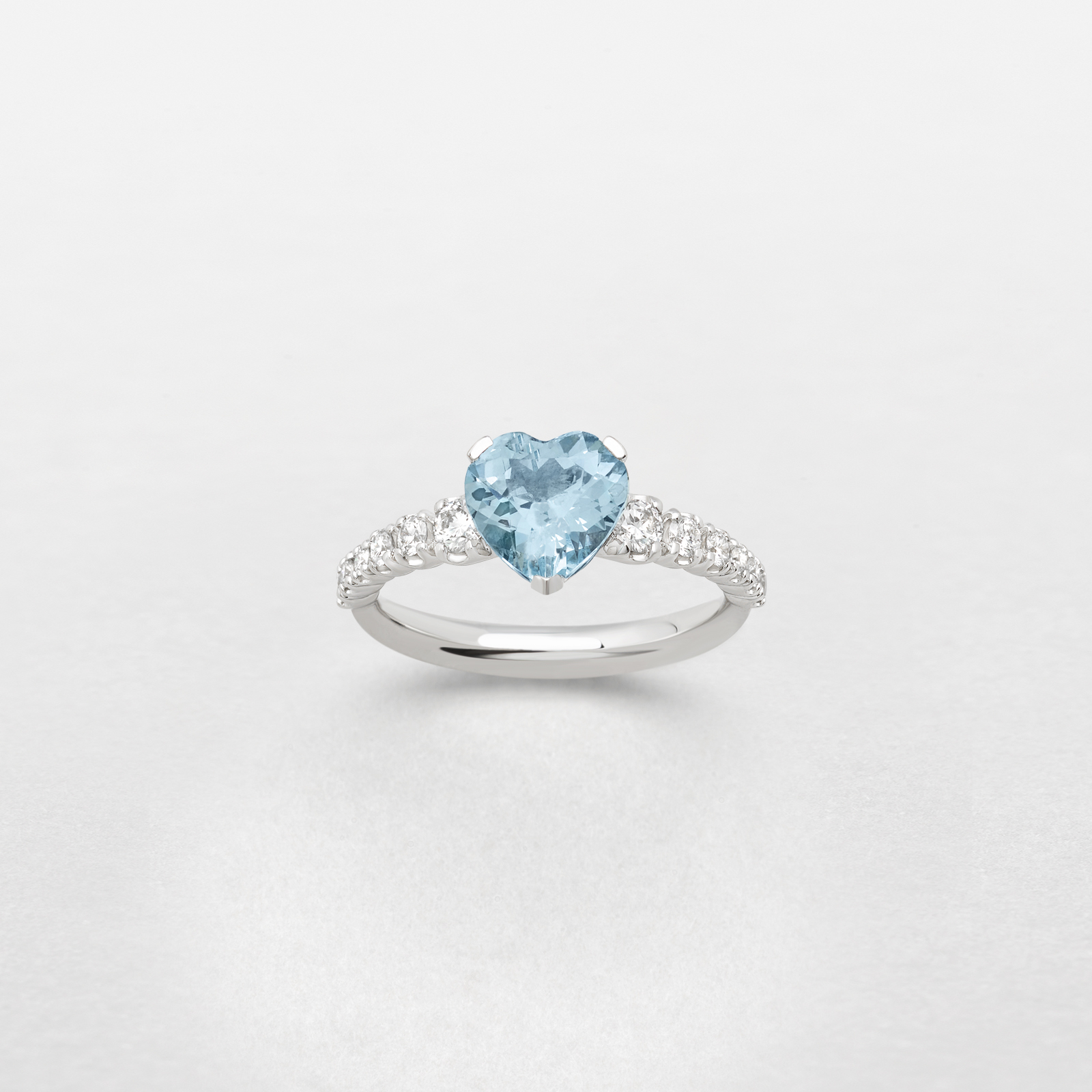 anello in oro bianco, diamanti e acquamarina
