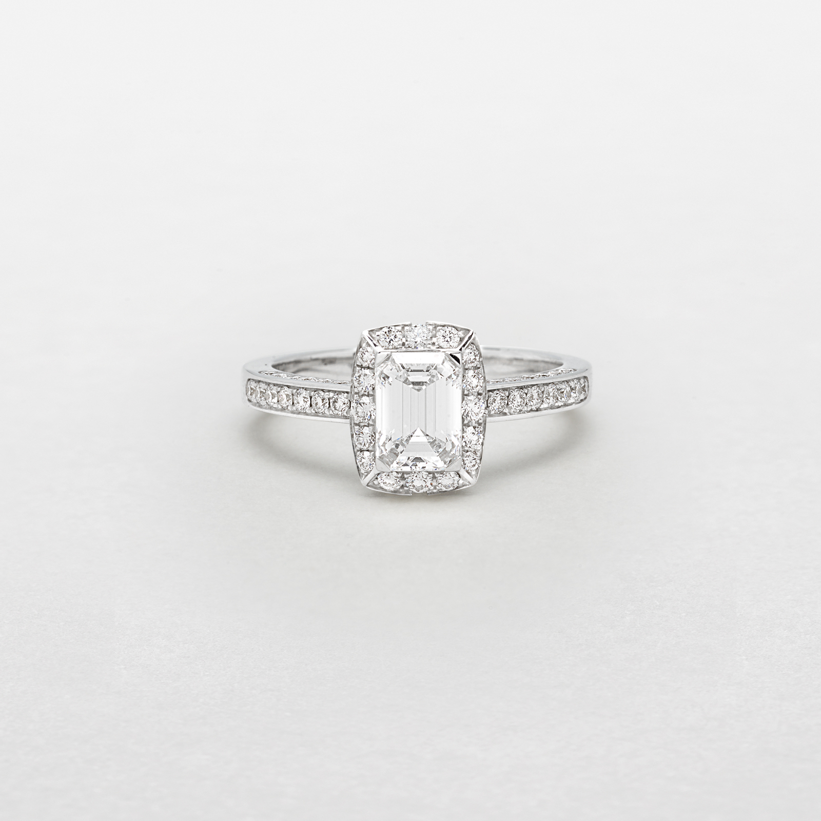 anello in oro bianco e diamanti