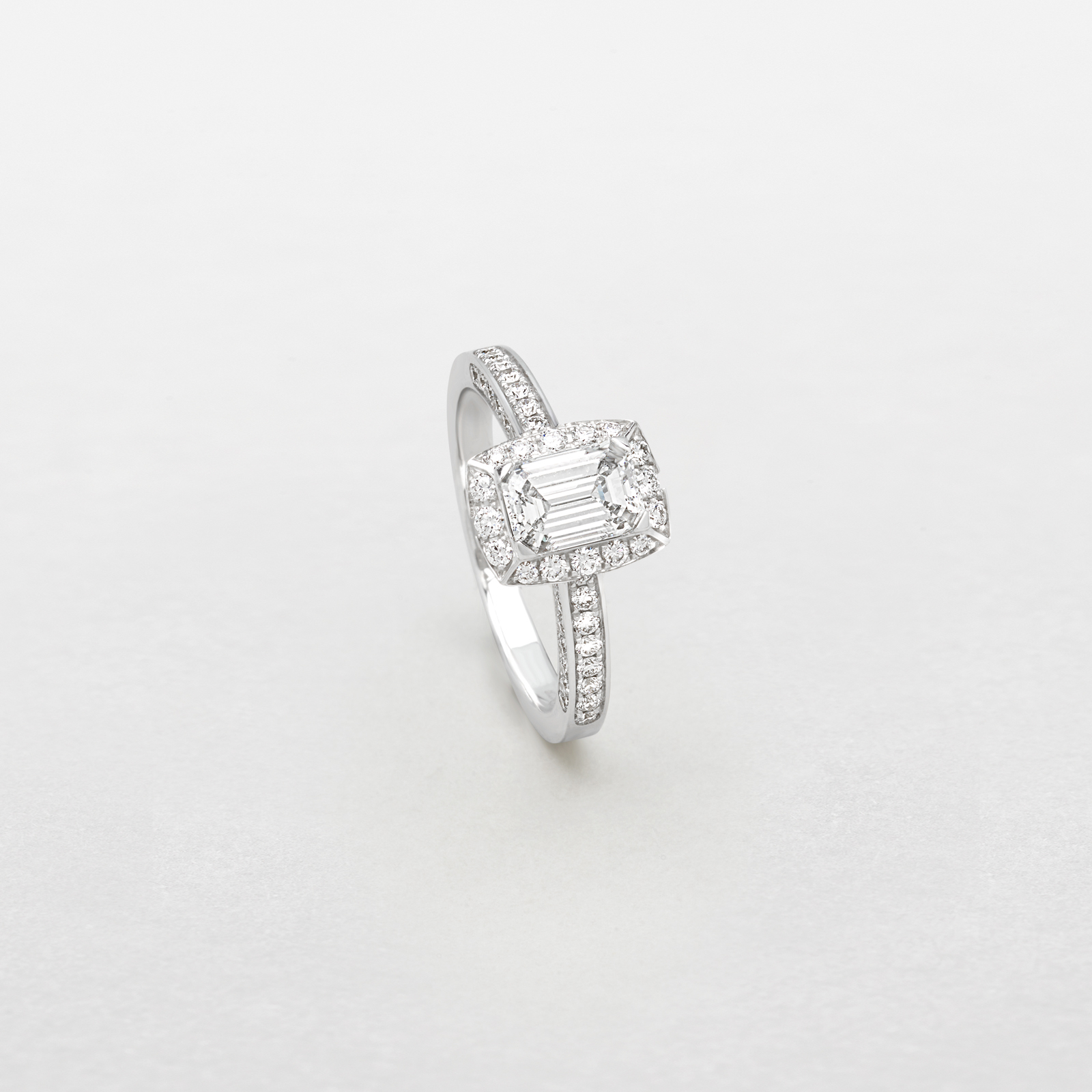 anello in oro bianco e diamanti