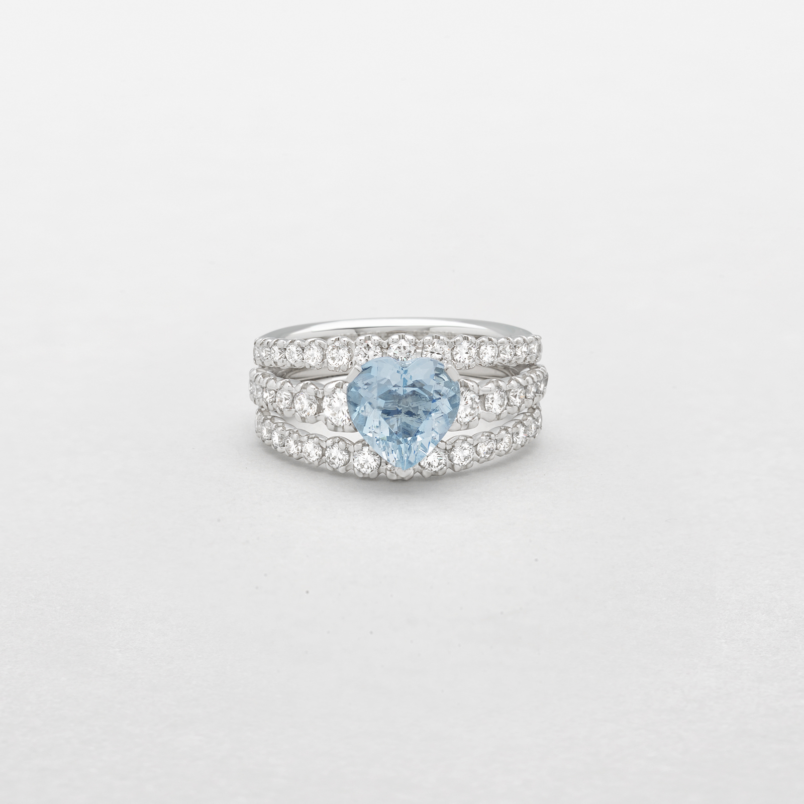 anello in oro bianco, diamanti e acquamarina