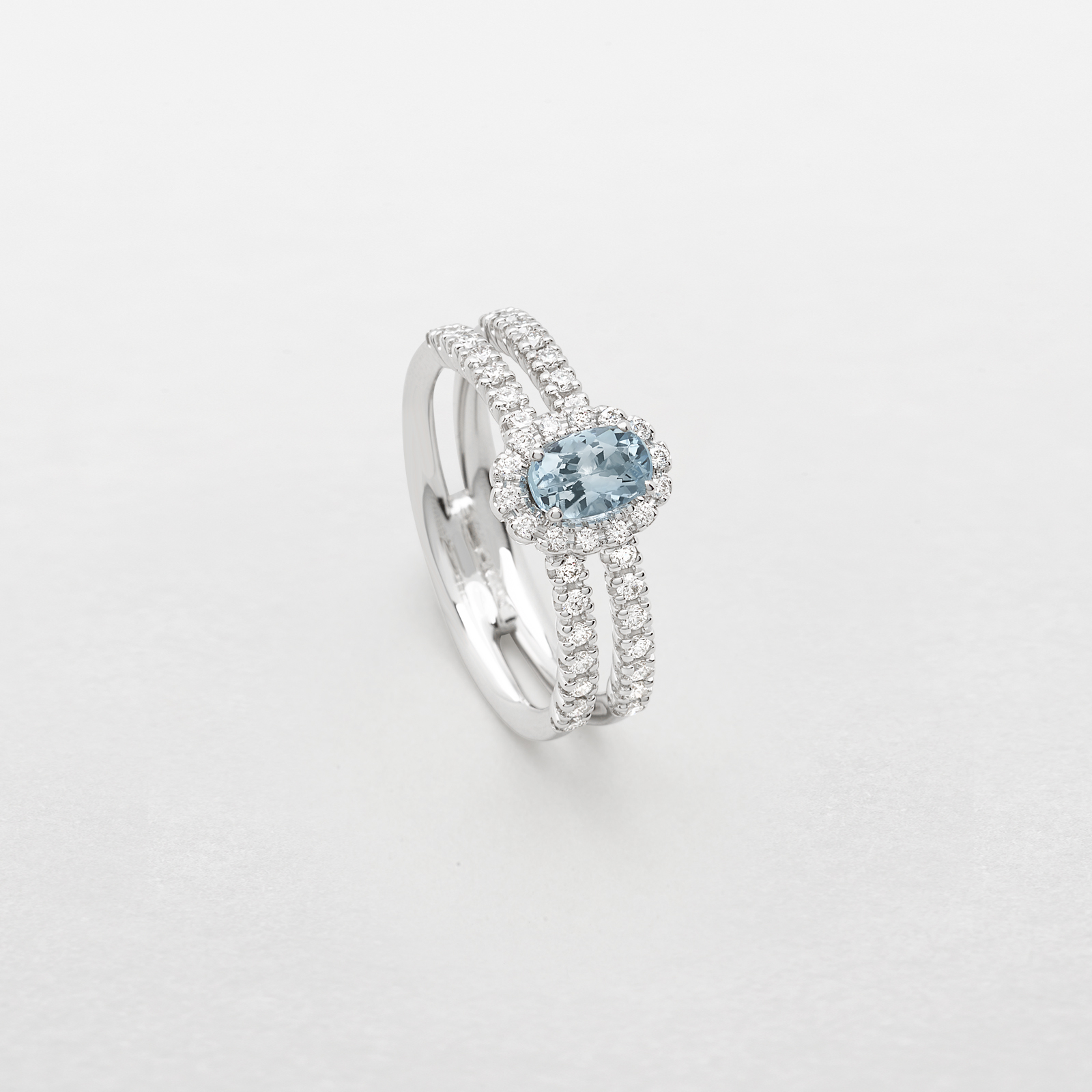 anello in oro bianco, diamanti e acquamarina