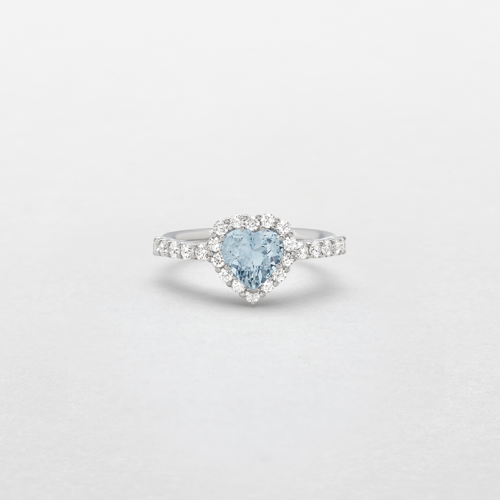 anello in oro bianco, diamanti e acquamarina