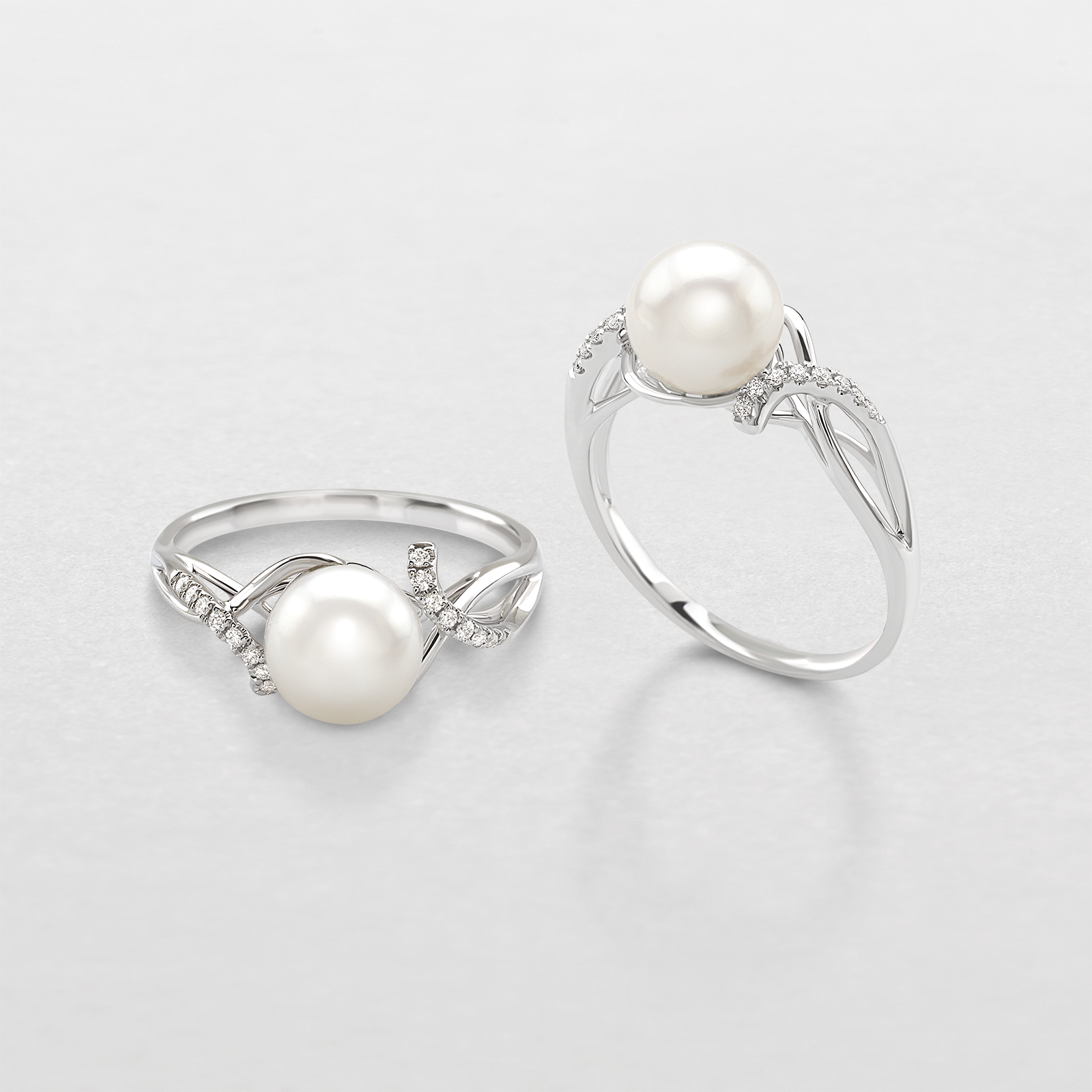 anello in oro bianco, diamanti e perla