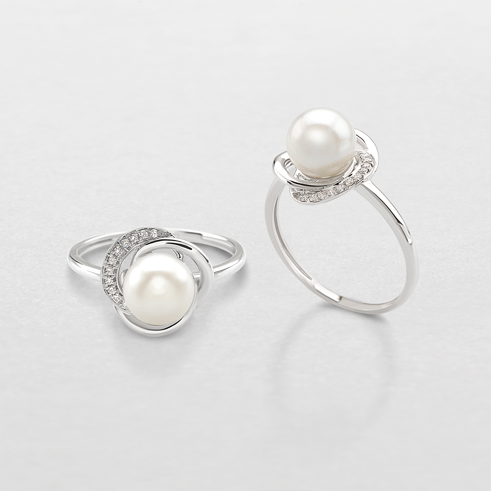 anello in oro bianco, diamanti e perla