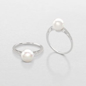 white gold with pearl and diamonds ring
