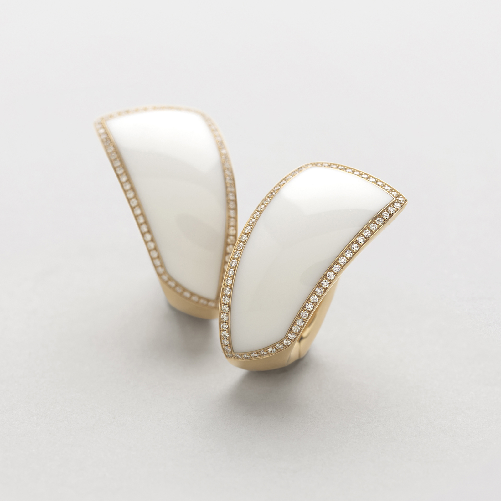 orecchini in oro rosa, kogolong e diamanti