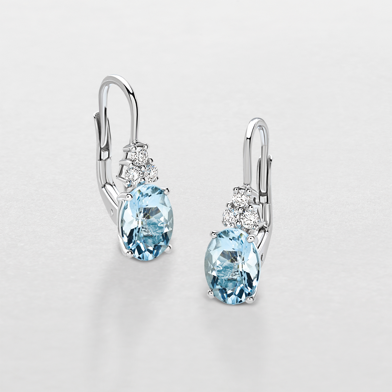 orecchini in oro bianco, diamanti e acquamarina