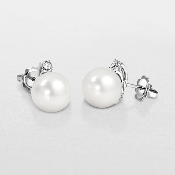 orecchini in oro bianco, diamanti e perla