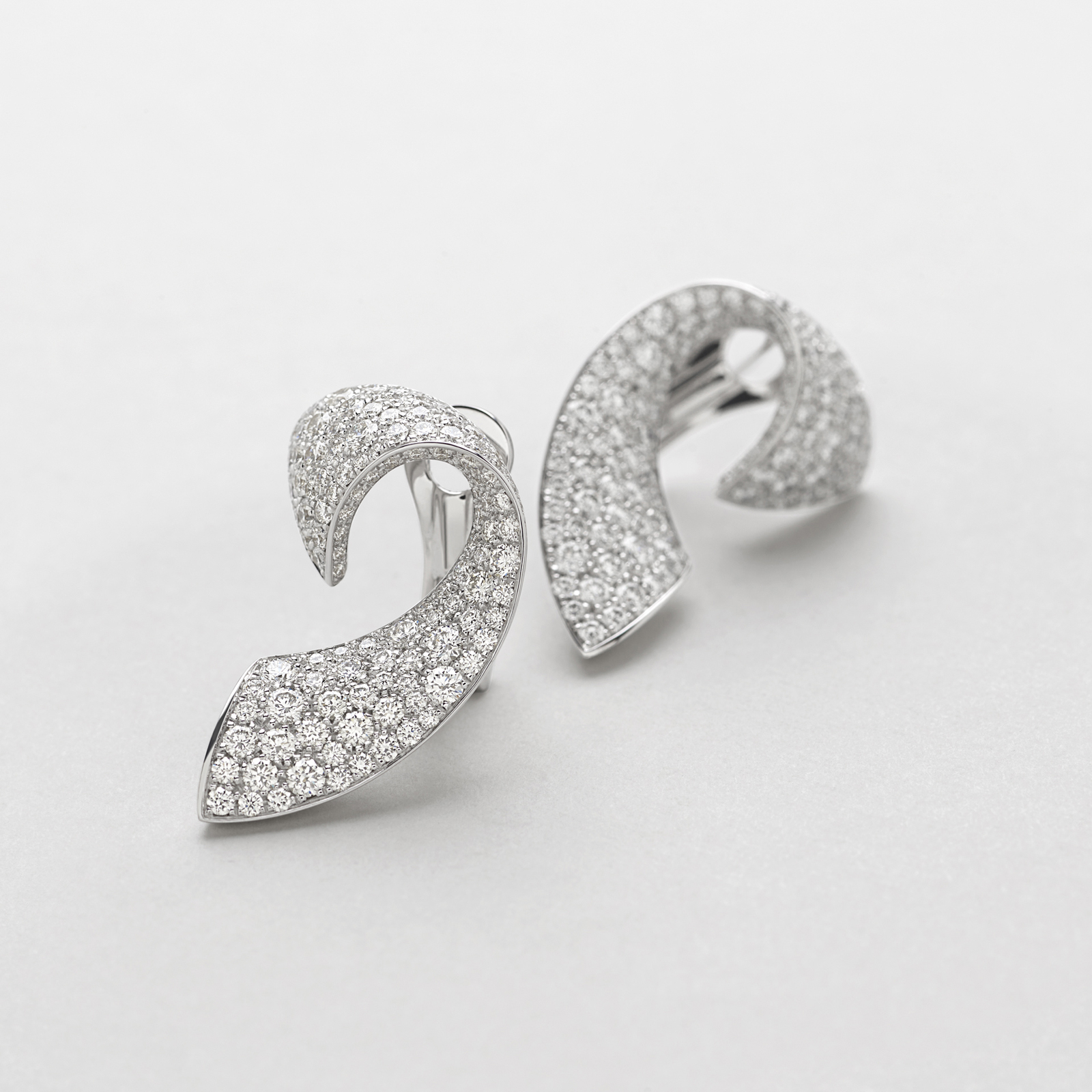 white gold and diamonds earrings