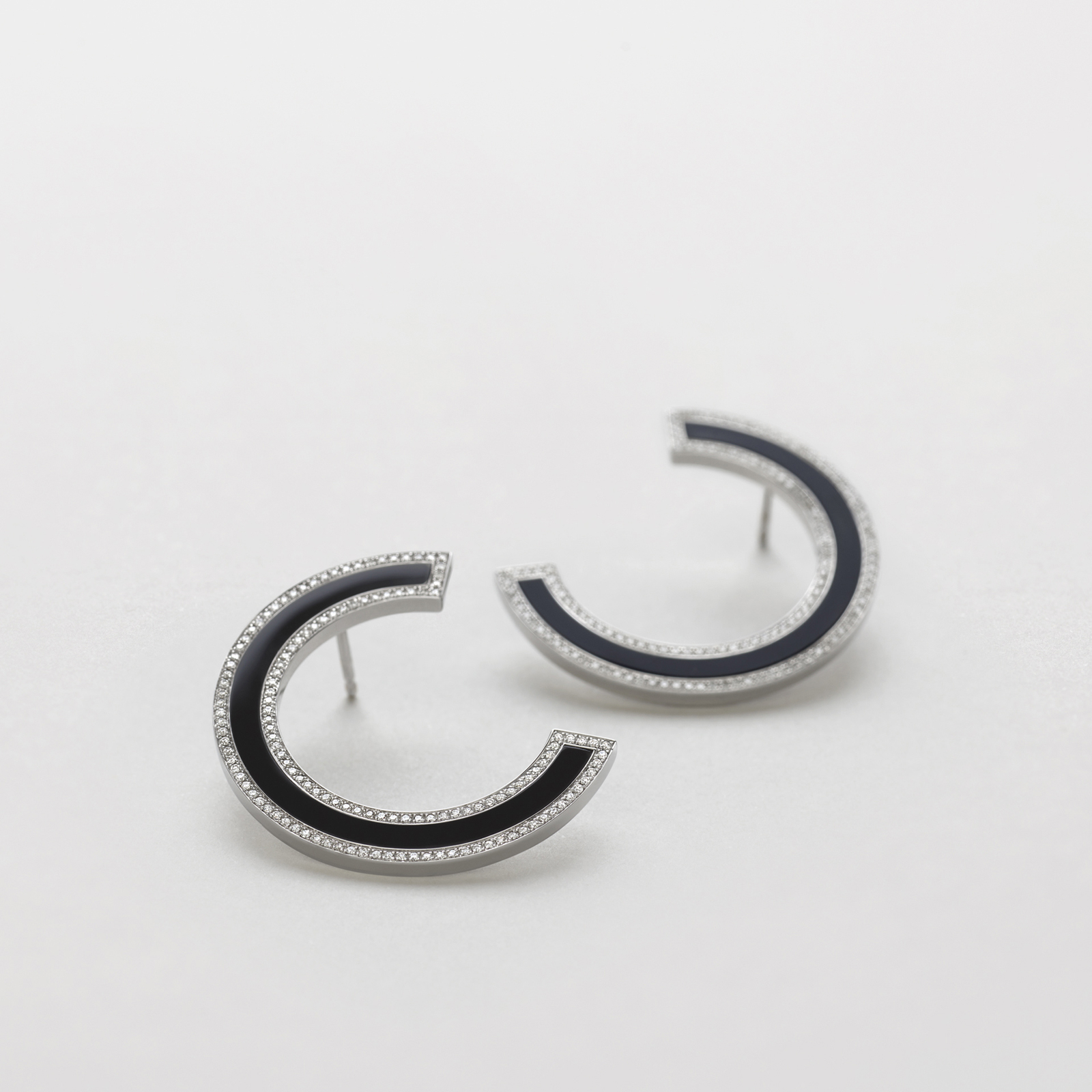 orecchini in oro bianco, onice e diamanti