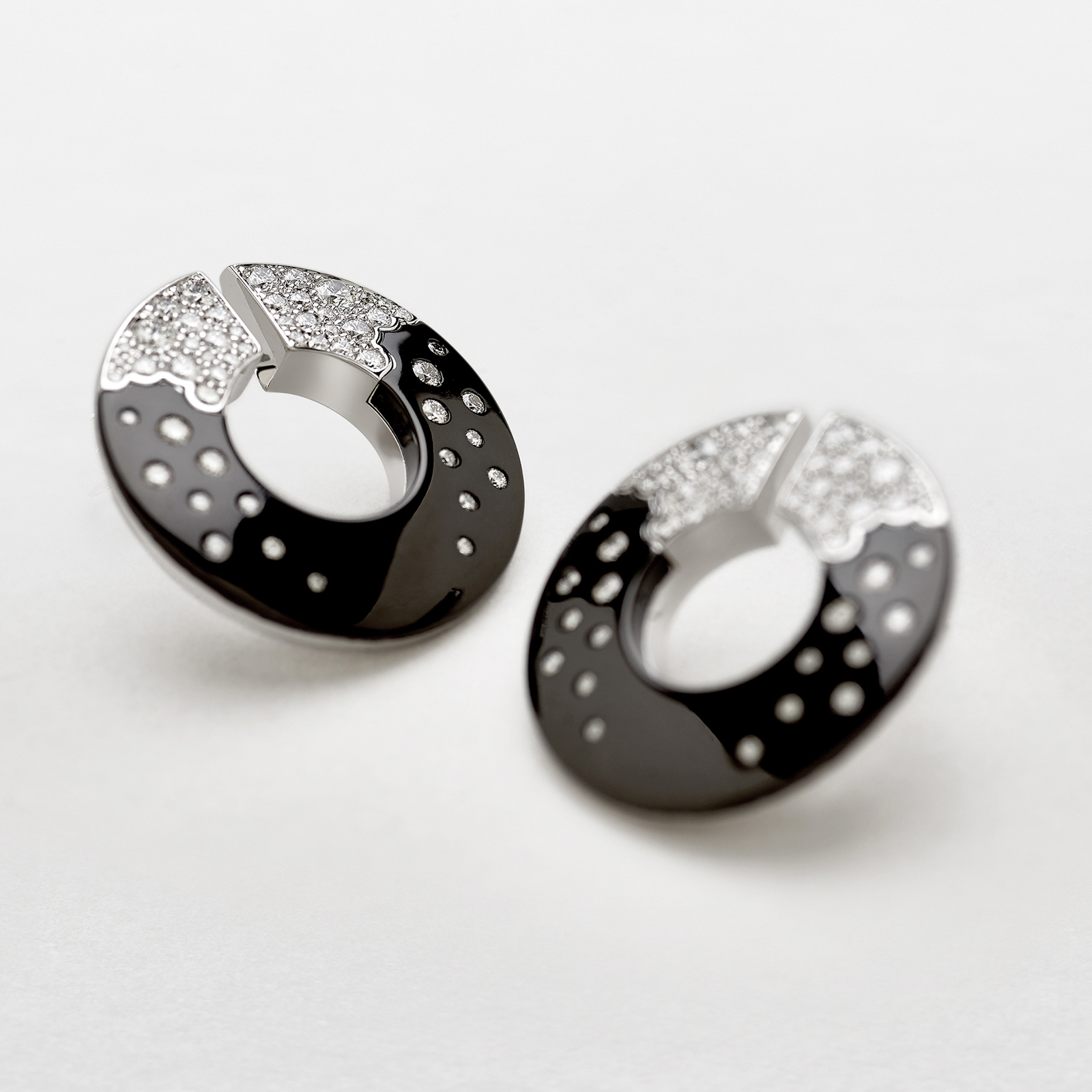 white gold and diamonds earrings