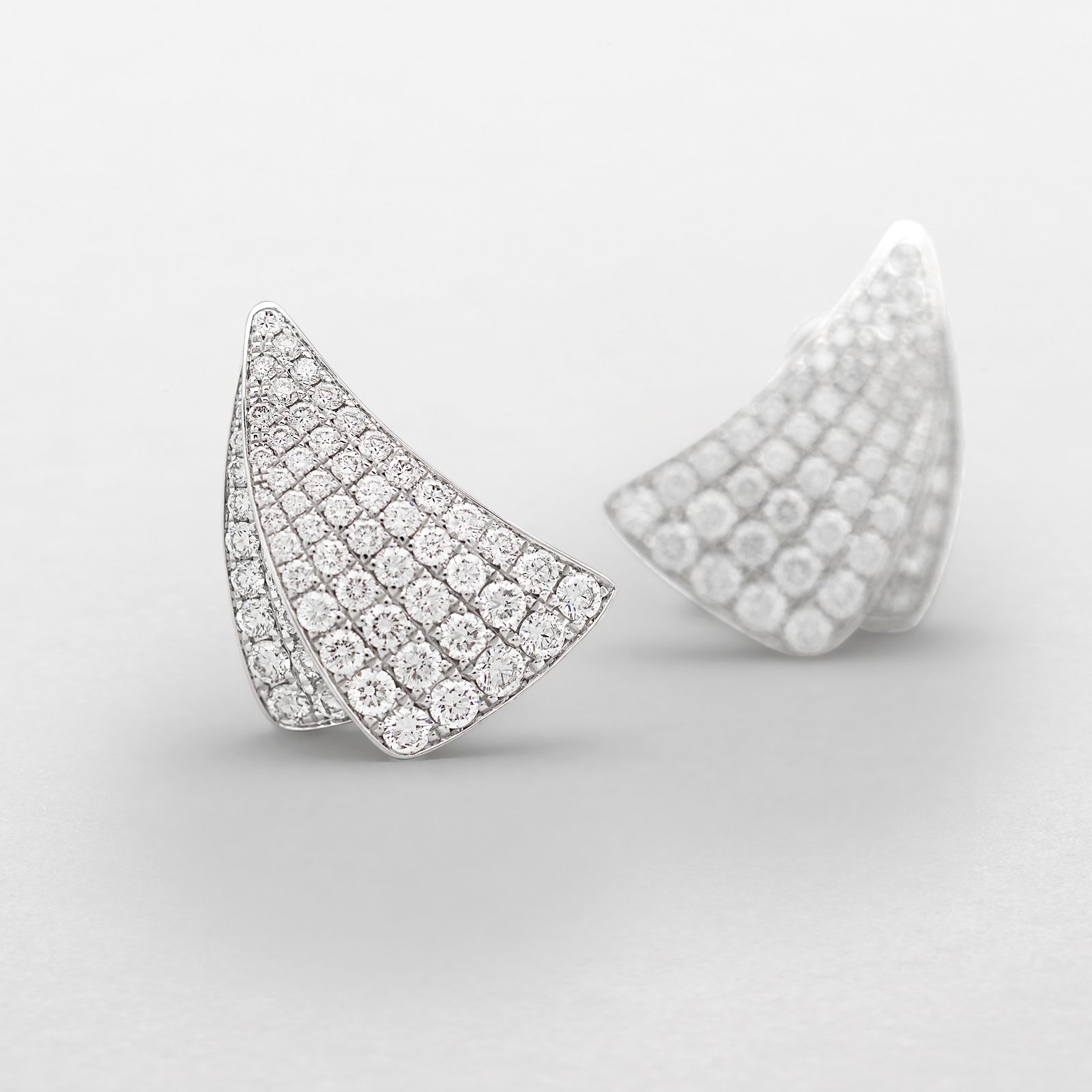 white gold and diamonds earrings