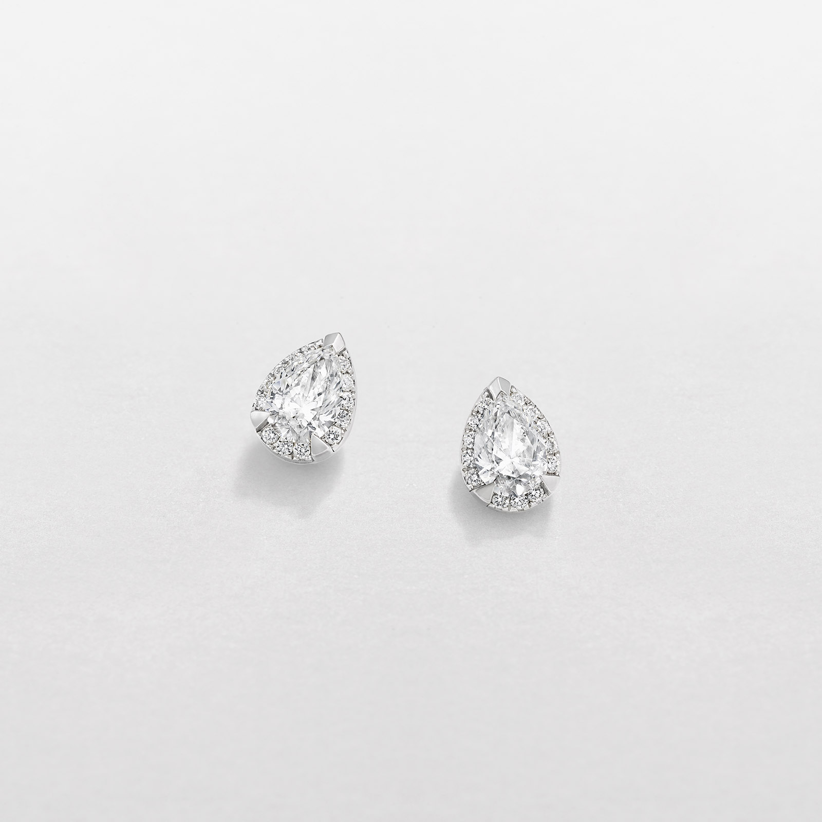 white gold and diamonds earrings