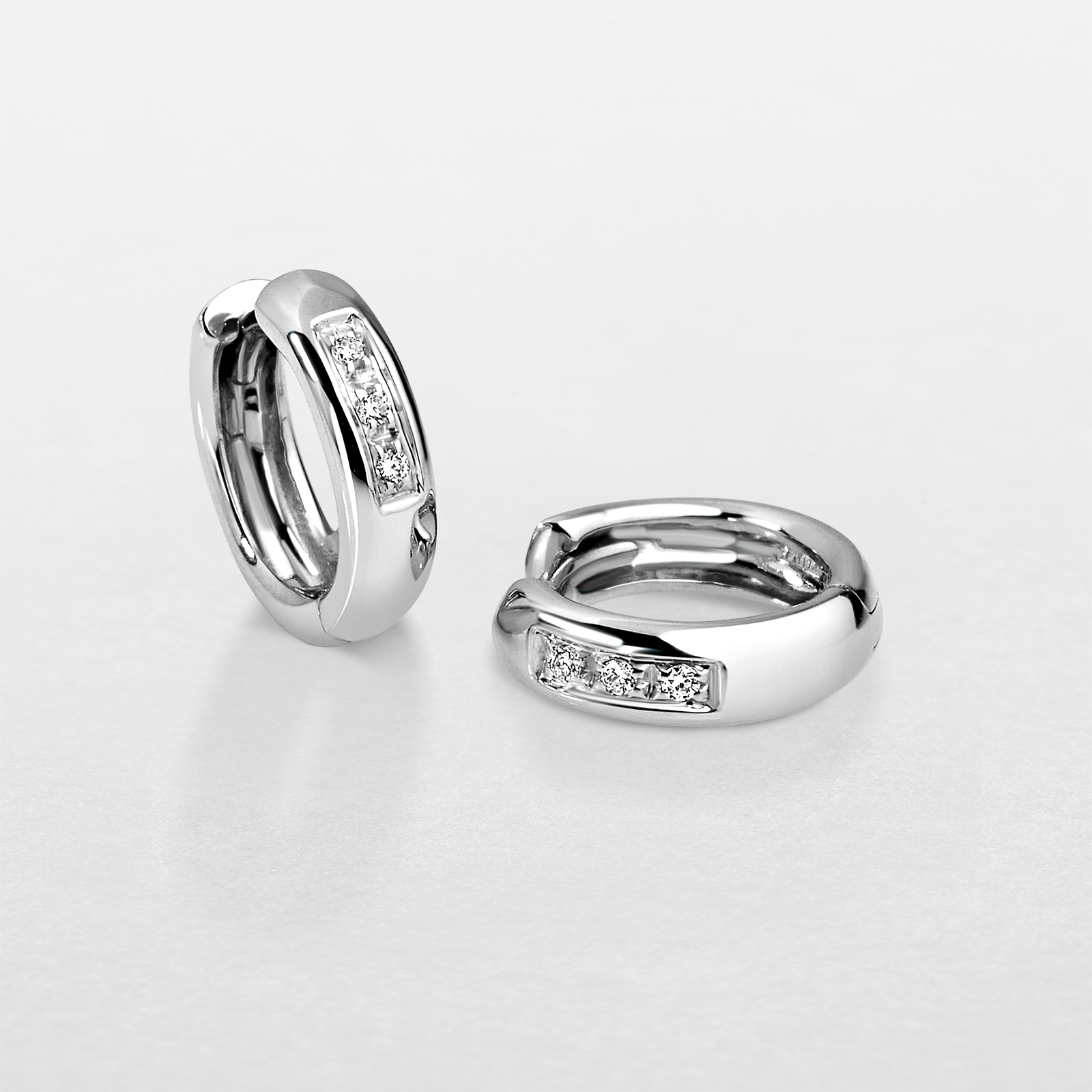 white gold and diamonds earrings