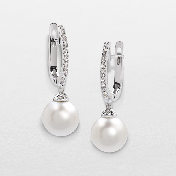 orecchini in oro bianco, diamanti e perle