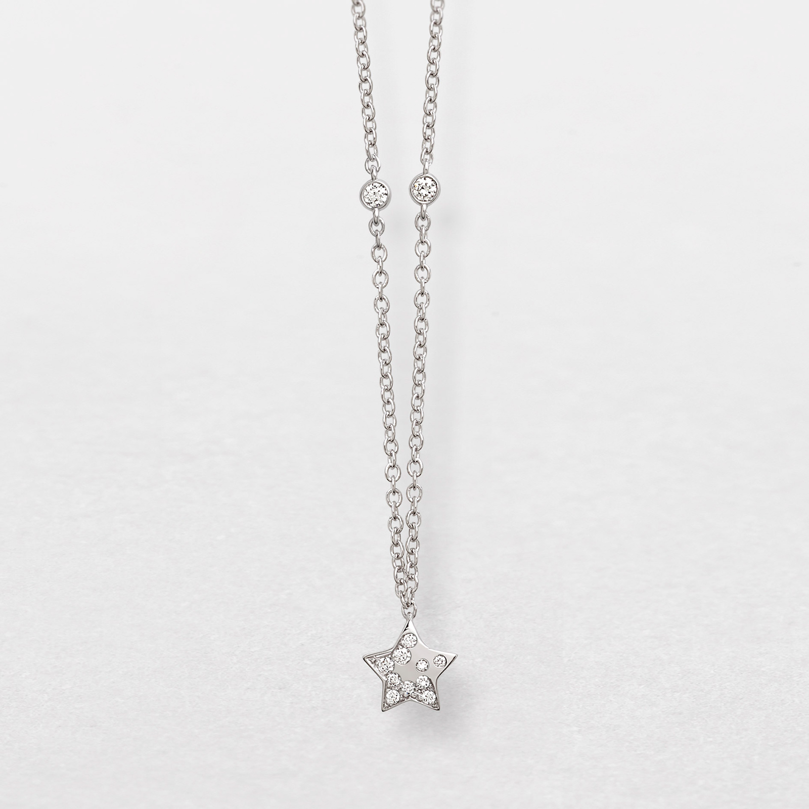 white gold and diamonds necklace