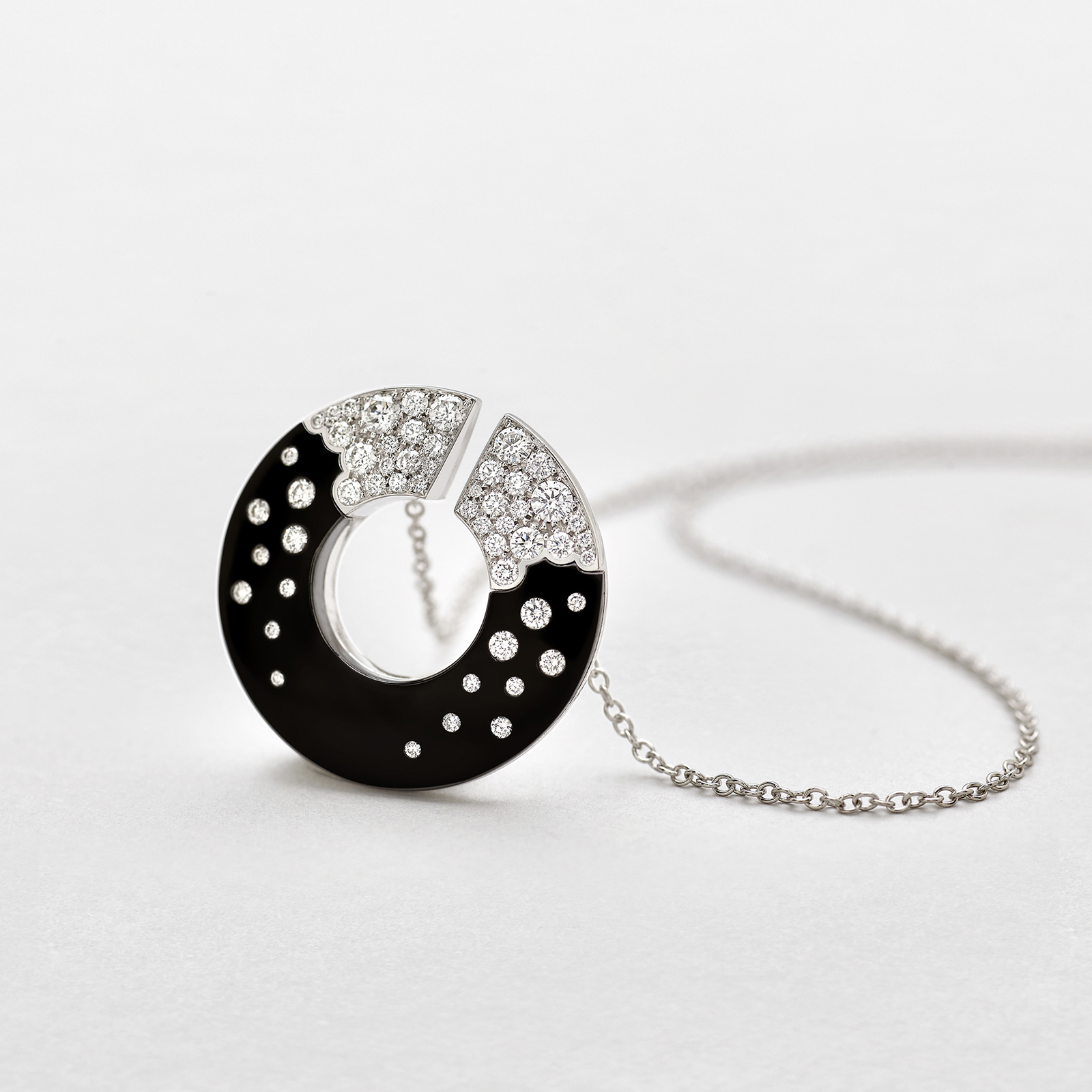 girocollo in oro bianco e diamanti