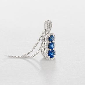 girocollo in oro bianco, diamanti e zaffiri