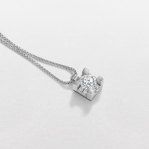 white gold and diamonds necklace