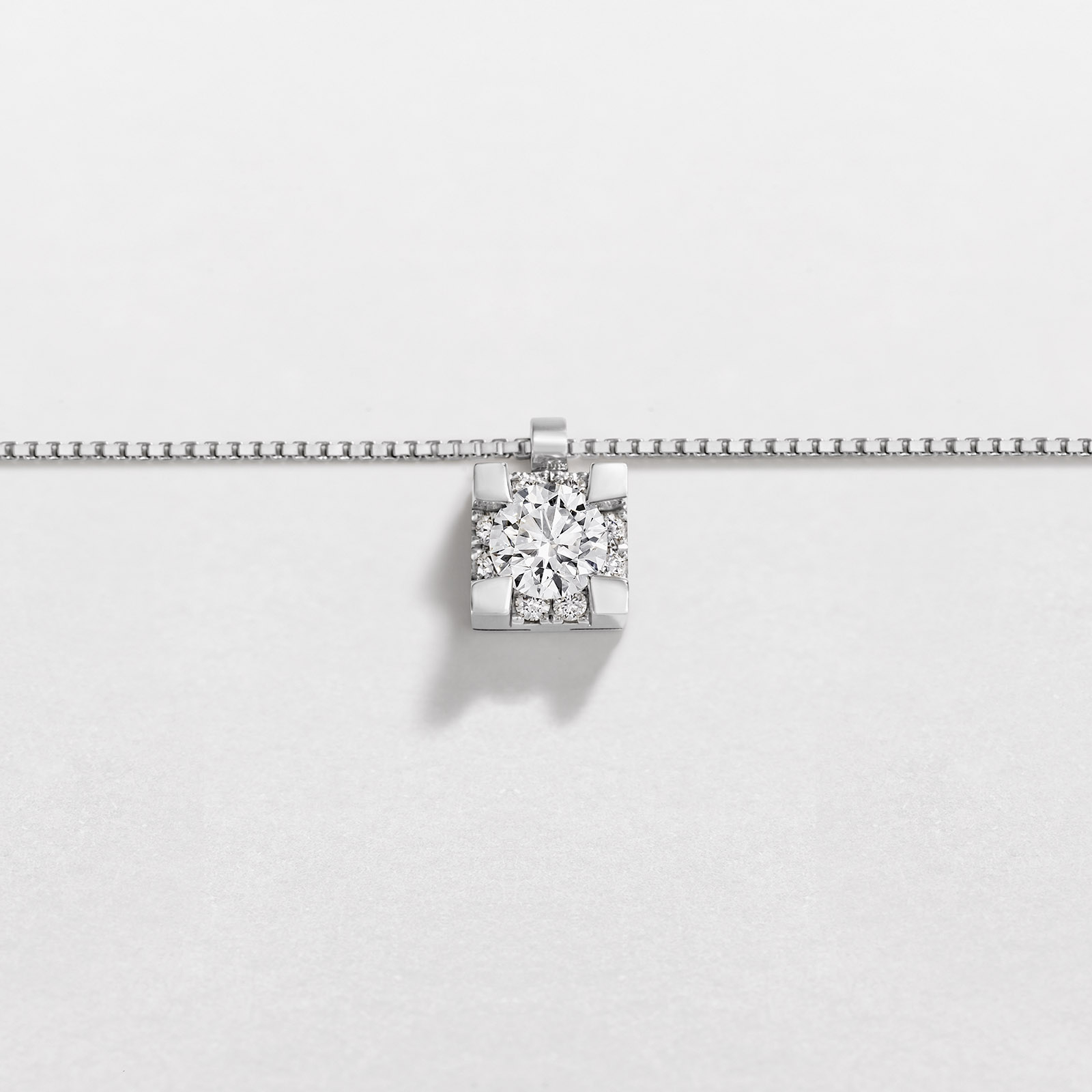 white gold and diamonds necklace