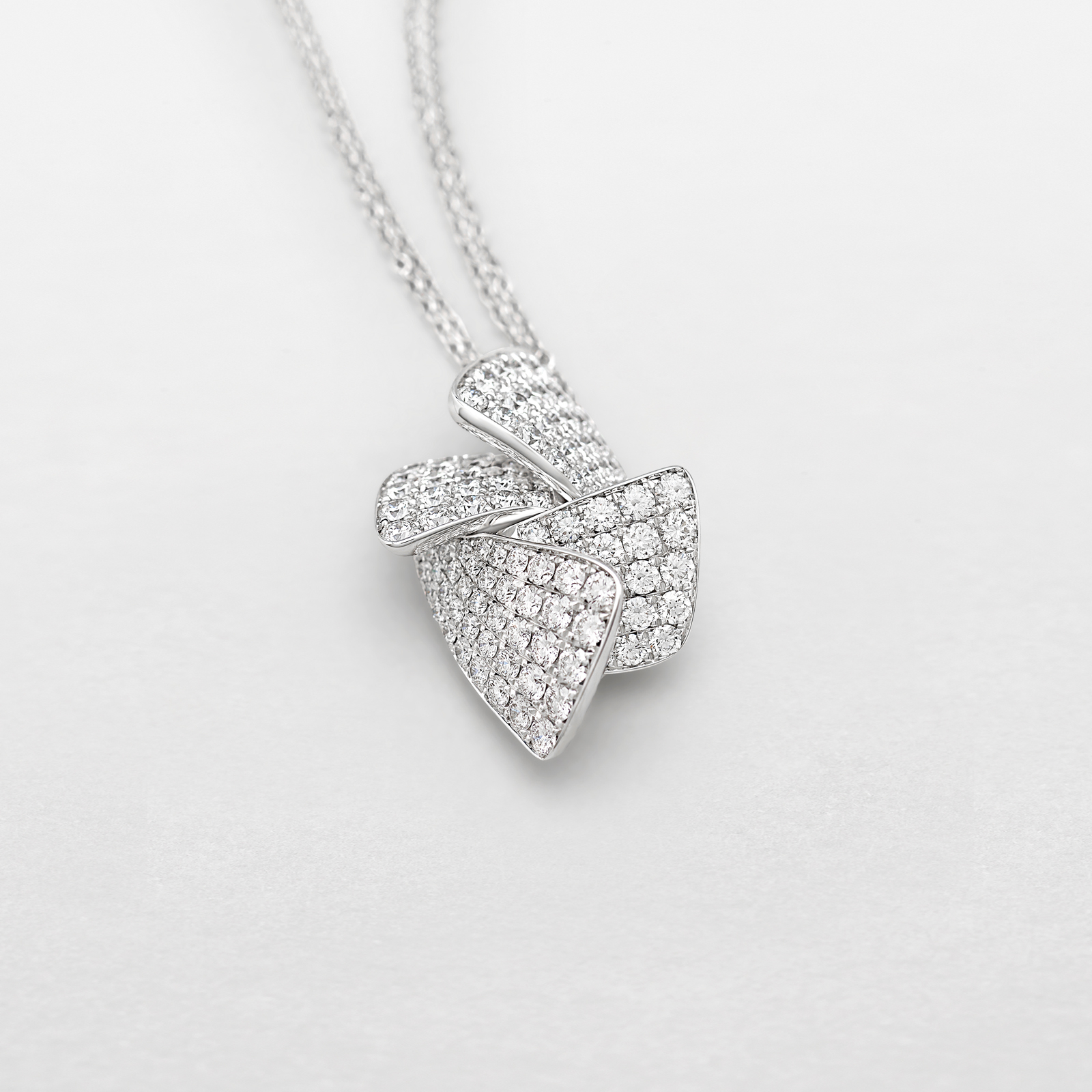 white gold and diamonds necklace