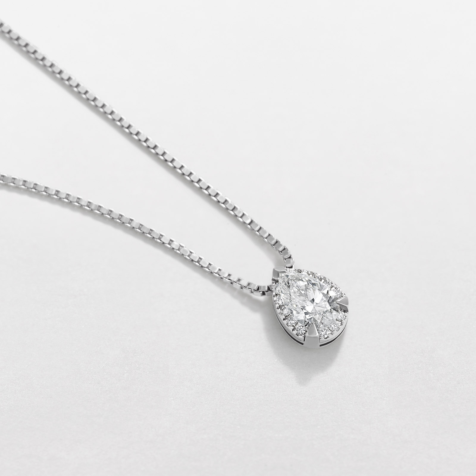white gold and diamonds necklace