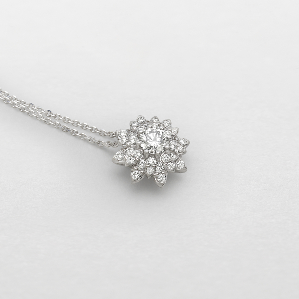 white gold and diamonds necklace