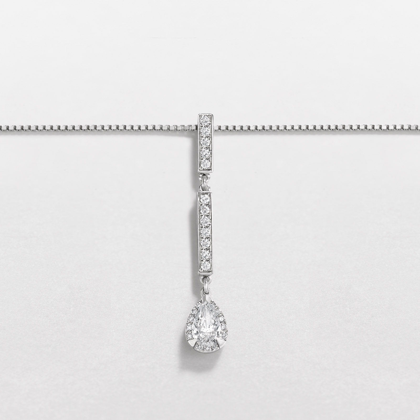 white gold and diamonds necklace